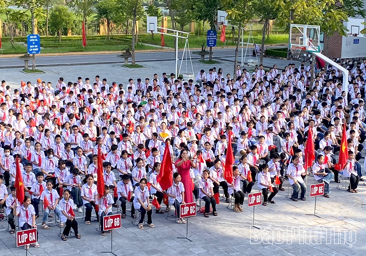 Các đồng chí lãnh đạo tỉnh dự lễ khai giảng năm học 2025 - 2026