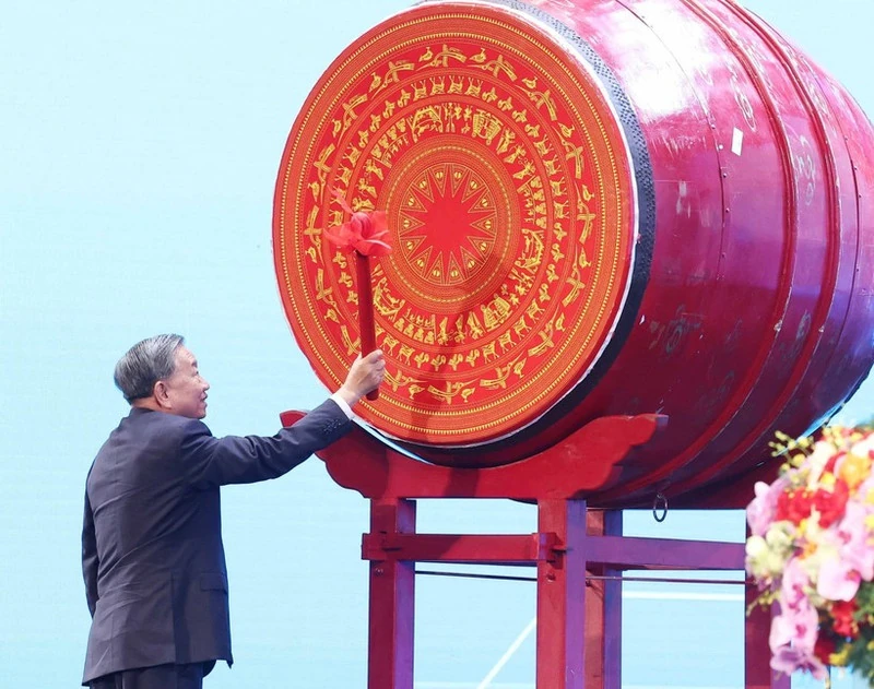 Party chief directs tasks to achieve modern education
