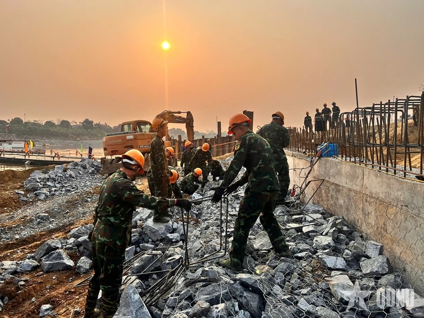 Bài 1: Bắc cầu trong lũ, giữ nhịp bờ vui