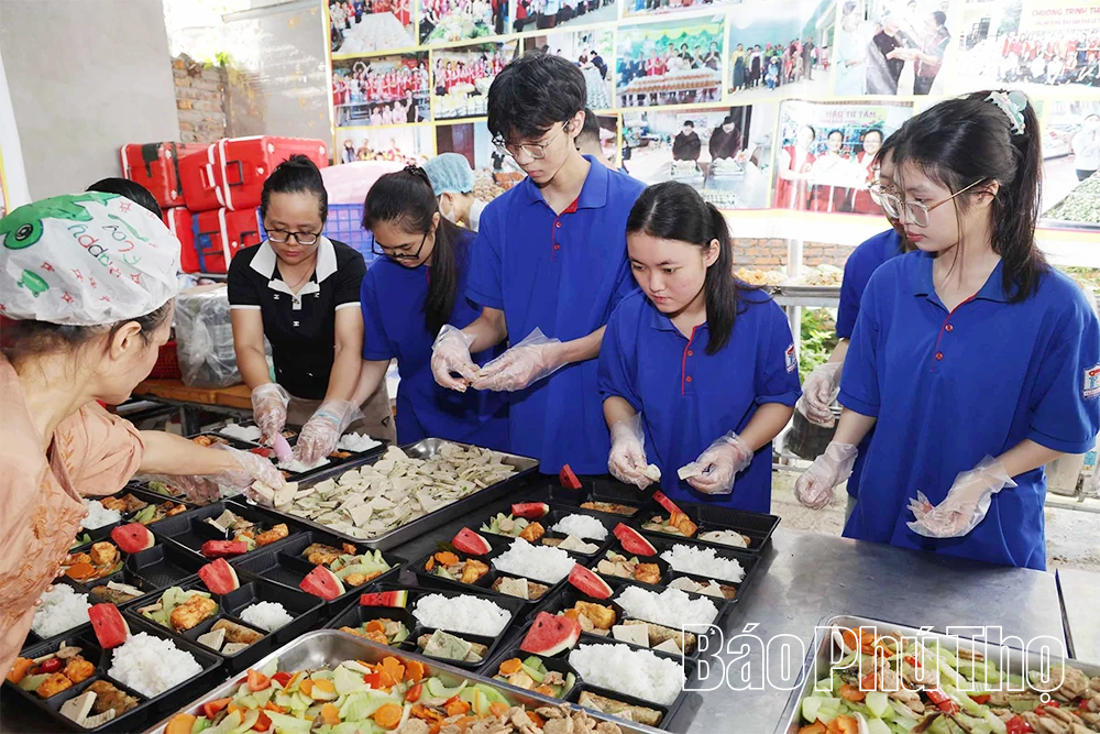 Học sinh THPT Trần Phú dùng tiền thưởng nấu cháo thiện nguyện