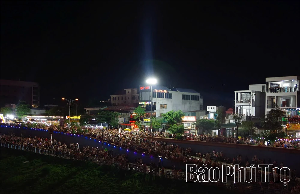 Người dân nô nức xem pháo hoa trên cầu Hòa Bình