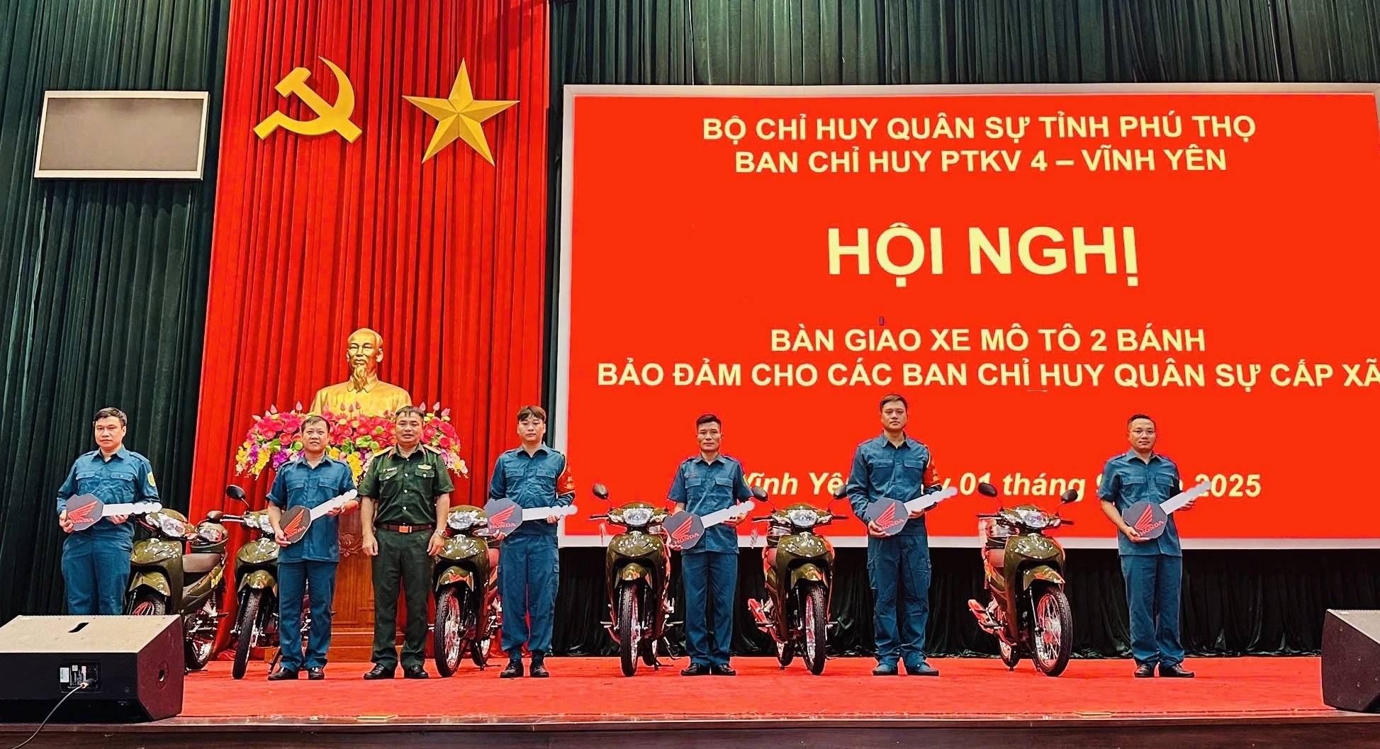 Bàn giao 72 xe mô tô cho Ban Chỉ huy Quân sự 36 xã, phường