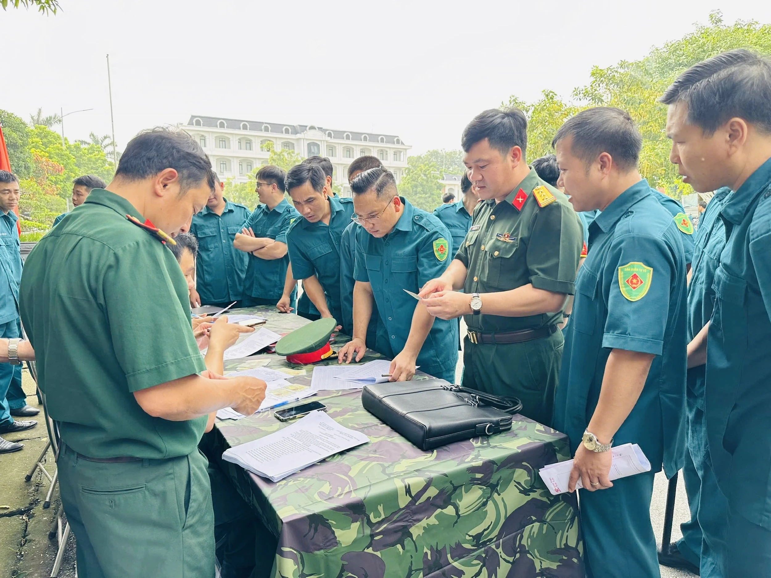Bàn giao 72 xe mô tô cho Ban Chỉ huy Quân sự 36 xã, phường