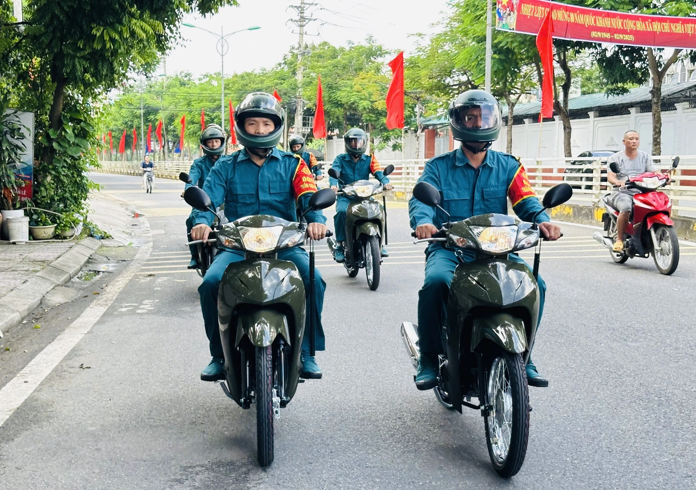 Bàn giao 72 xe mô tô cho Ban Chỉ huy Quân sự 36 xã, phường