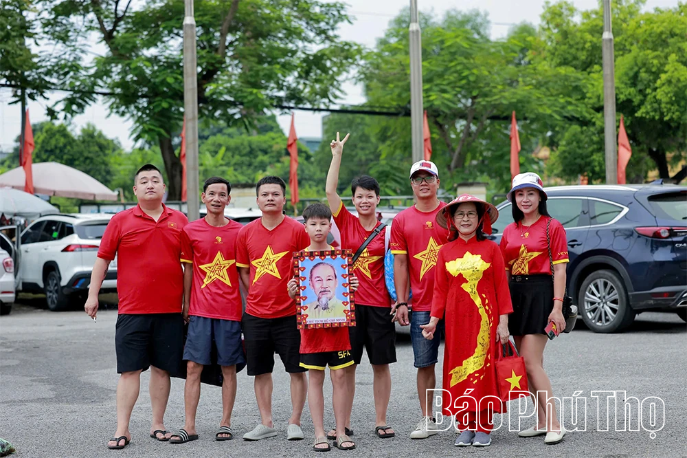 Cổ động viên hâm nóng không khí tại sân vận động Việt Trì