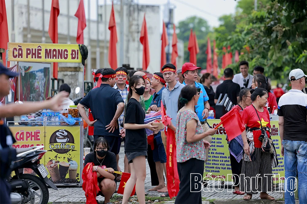 Cổ động viên hâm nóng không khí tại sân vận động Việt Trì