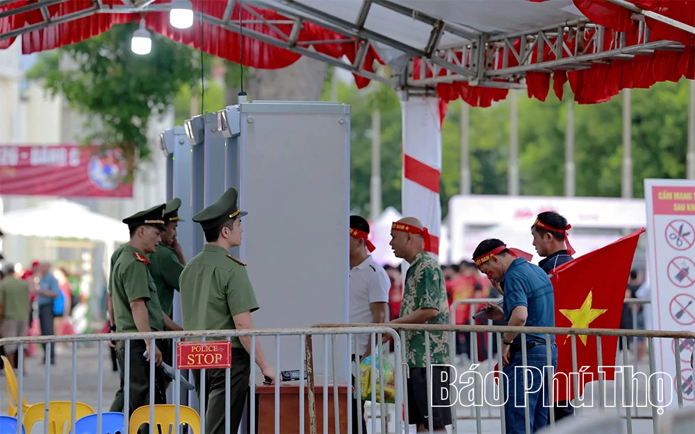 Cổ động viên hâm nóng không khí tại sân vận động Việt Trì