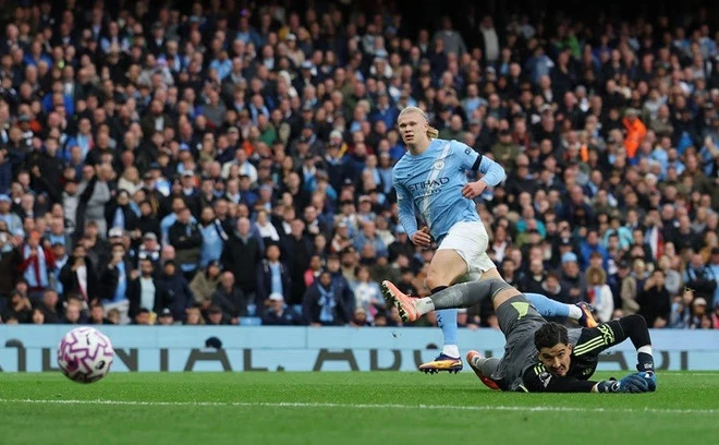 Premier League: Liverpool trở lại ngôi đầu, Man City đánh bại M.U
