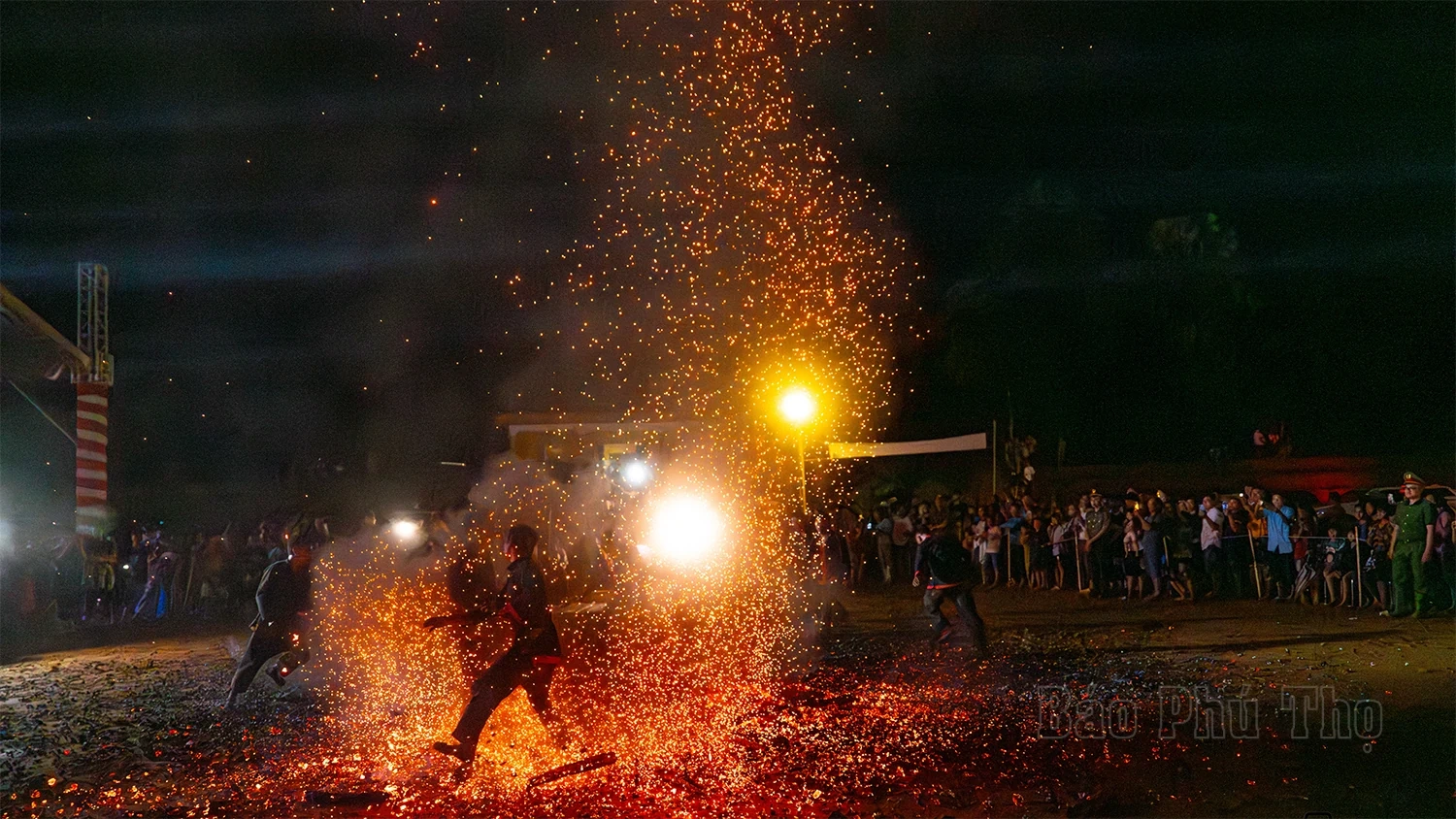 Lễ hội nhảy lửa của người Pà Thẻn