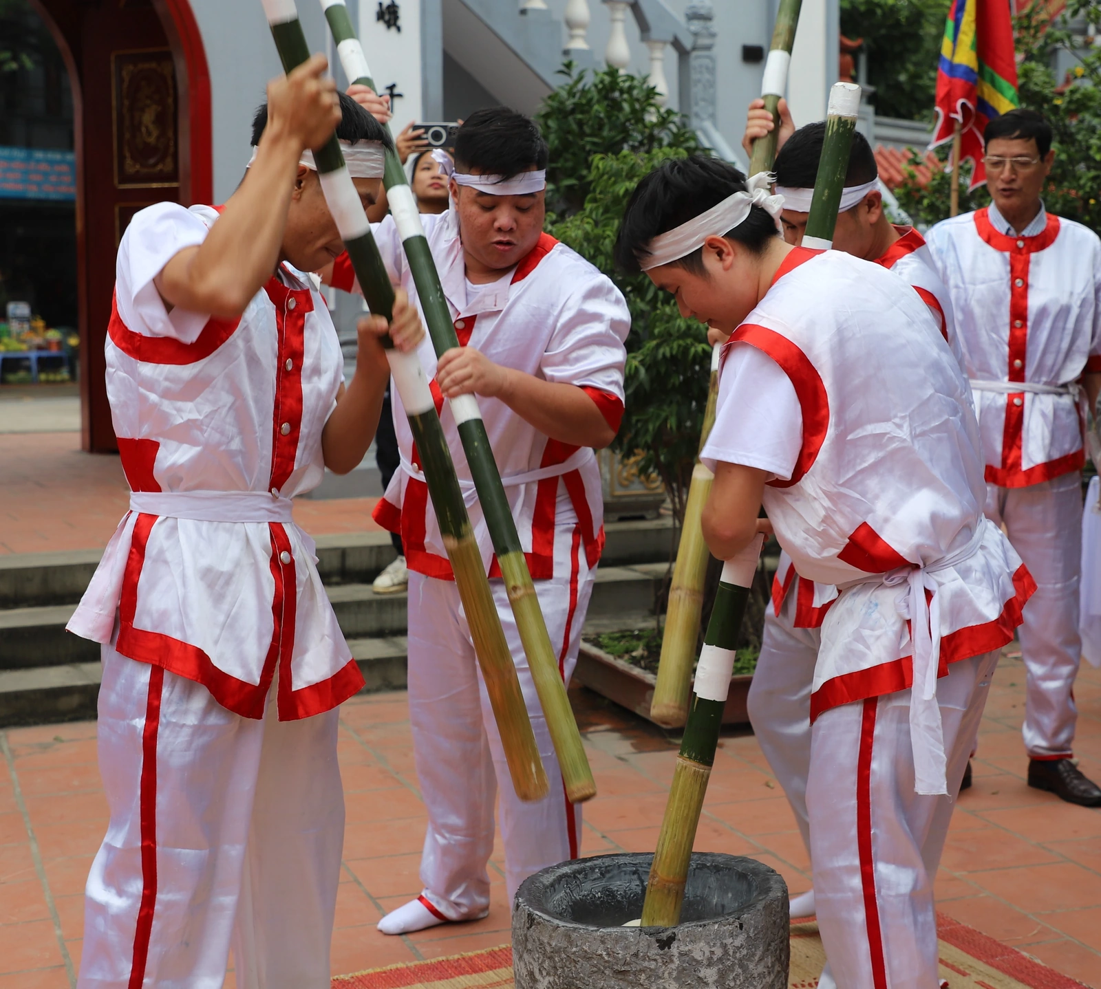 Về Bạch Hạc xem lễ hội truyền thống