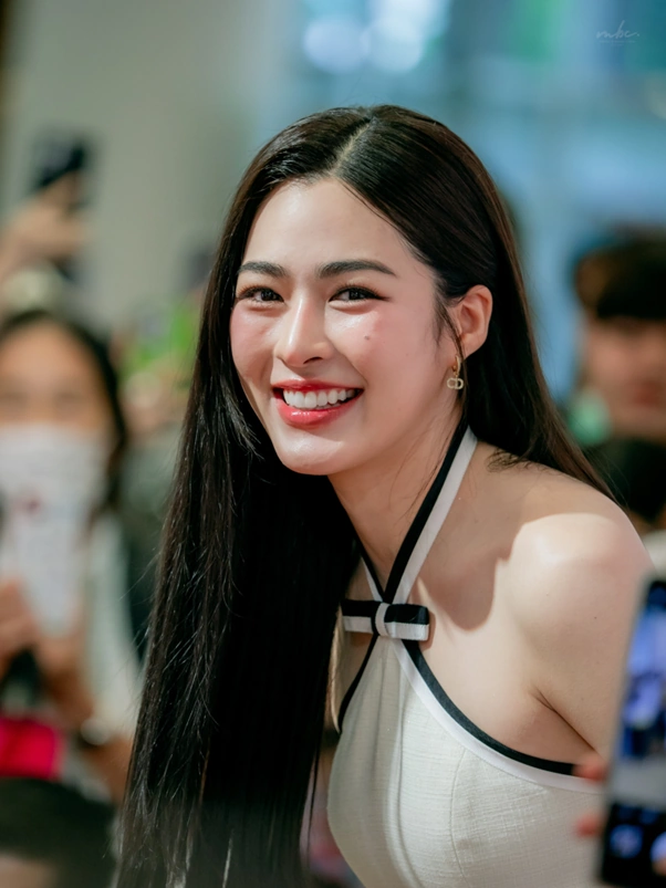 Lingling Kwong - Nhan sắc nàng hậu xinh đẹp của đài Channel 3