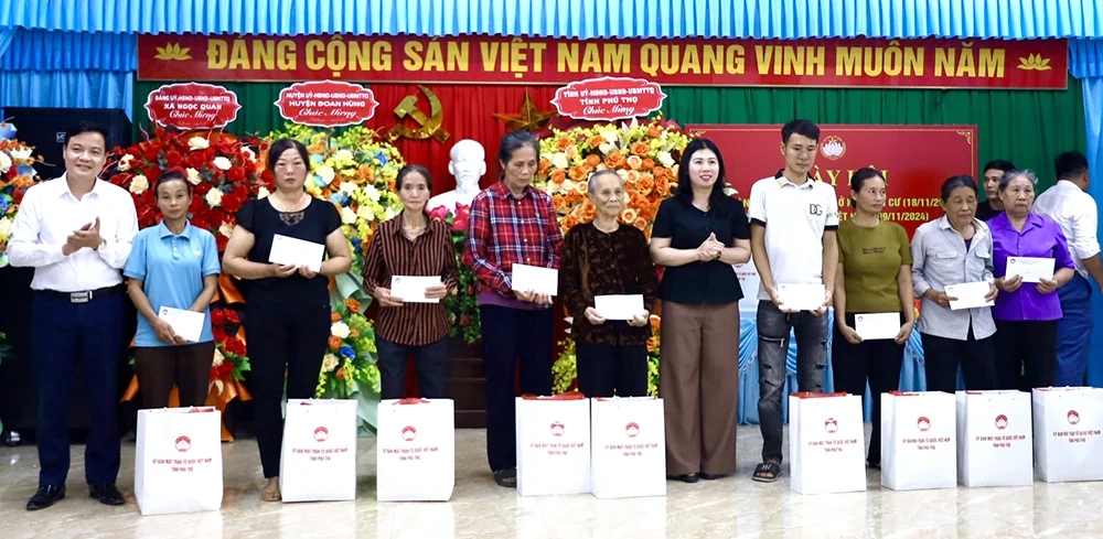 Phó Bí thư Thường trực Tỉnh ủy Phùng Khánh Tài dự Ngày hội Đại đoàn kết tại Đoan Hùng