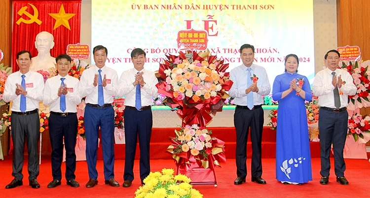 Xã Thạch Khoán đón Bằng công nhận đạt chuẩn nông thôn mới năm 2024