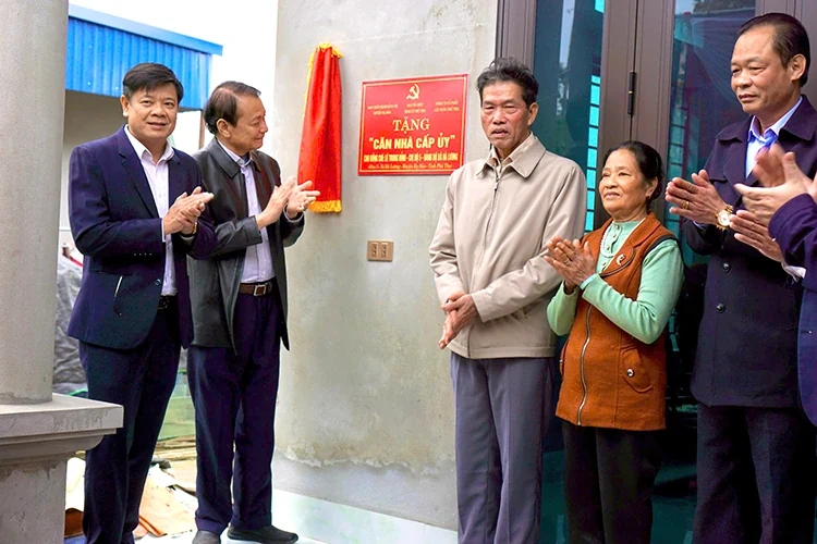 Khánh thành, bàn giao Căn nhà cấp ủy tại huyện Hạ Hòa