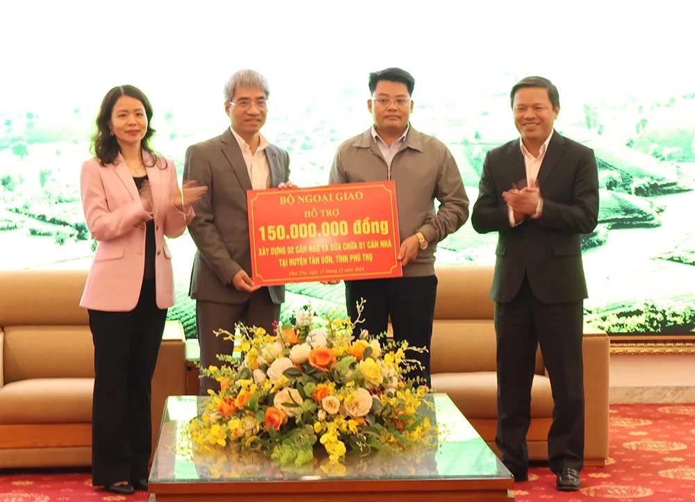 Đoàn các Trưởng cơ quan đại diện của Việt Nam tại nước ngoài đến thăm và làm việc với tỉnh