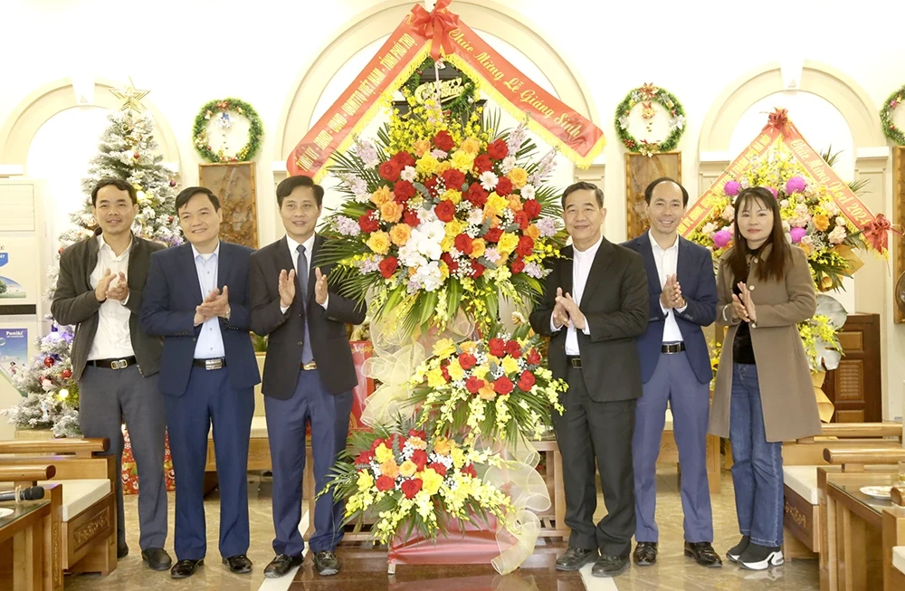Thăm tặng quà Giám mục Giáo phận Hưng Hóa và các linh mục trên địa bàn thành phố Việt Trì