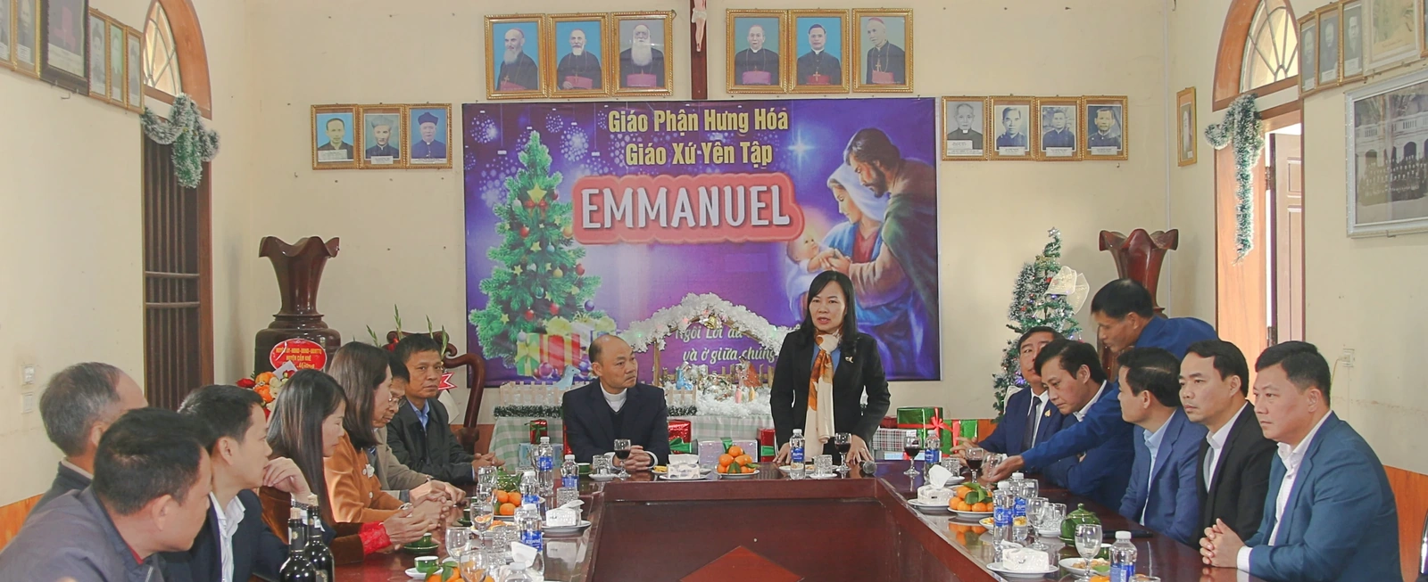 Trưởng Ban Dân vận Tỉnh ủy chúc mừng giáo xứ, linh mục huyện Cẩm Khê