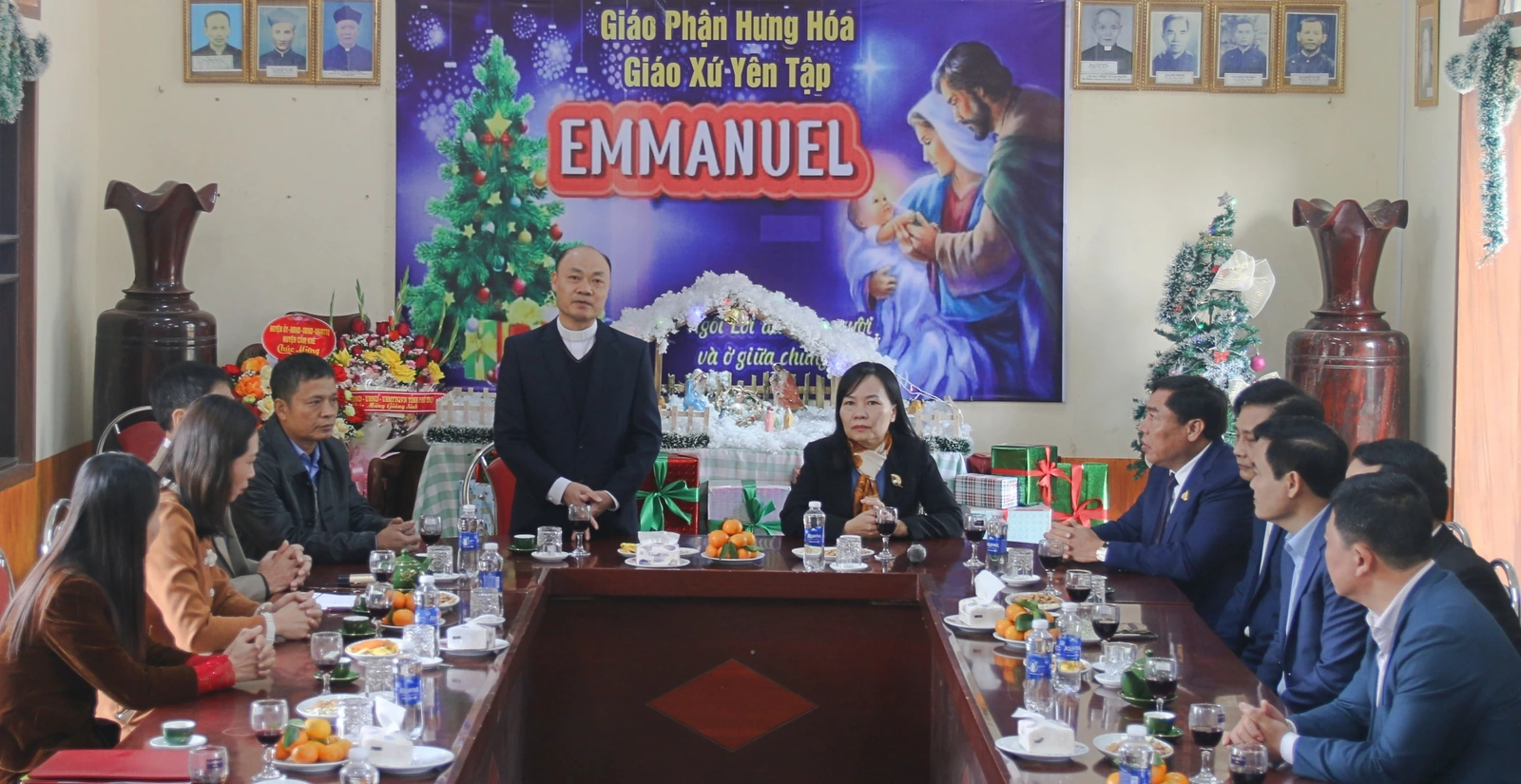 Trưởng Ban Dân vận Tỉnh ủy chúc mừng giáo xứ, linh mục huyện Cẩm Khê