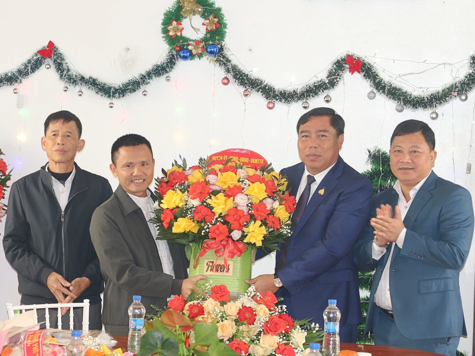 Trưởng Ban Dân vận Tỉnh ủy chúc mừng giáo xứ, linh mục huyện Cẩm Khê