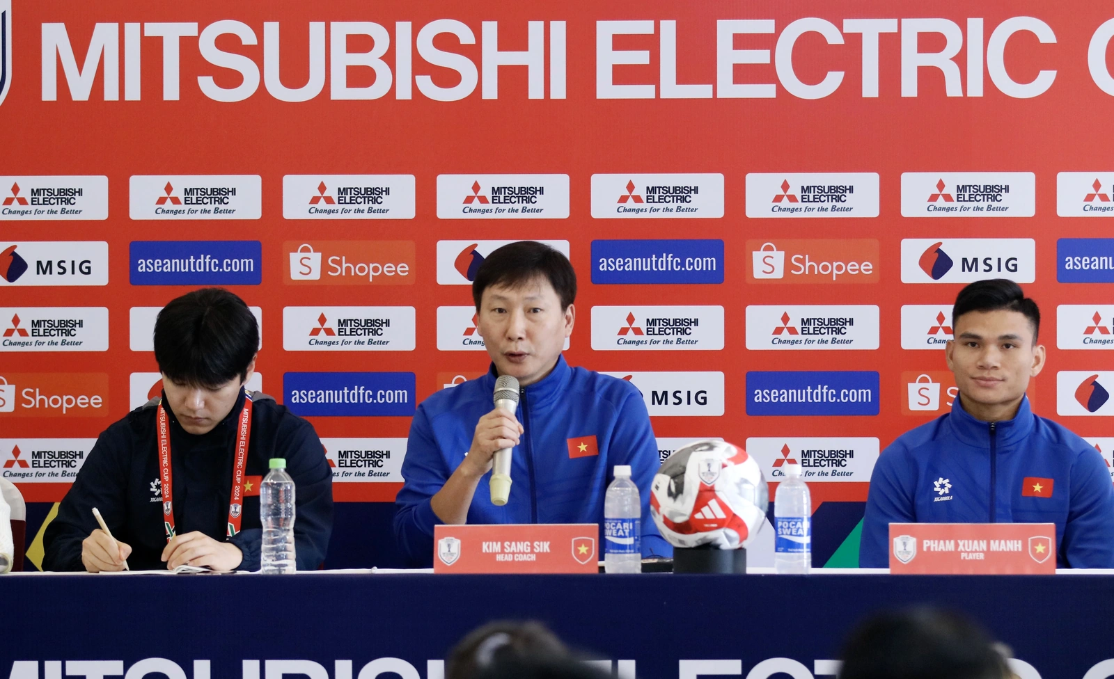 HLV Kim Sang Sik: Thái Lan là “đỉnh núi” mà Đội tuyển Việt Nam sẽ vượt qua