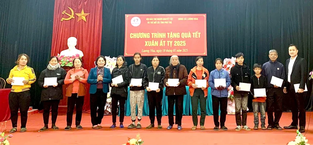 Trao 200 suất quà Tết cho người khuyết tật, trẻ mồ côi, hộ nghèo