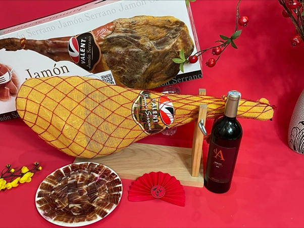 Nâng tầm Quà Tết Ất Tỵ 2025 với Đùi Heo Muối Iberico thượng hạng