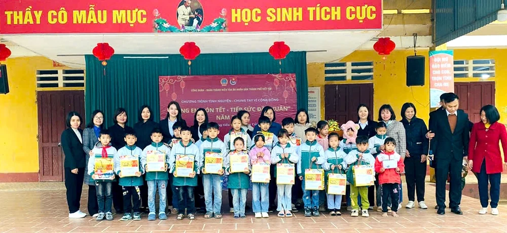 Trao quà Tết cho học sinh có hoàn cảnh khó khăn