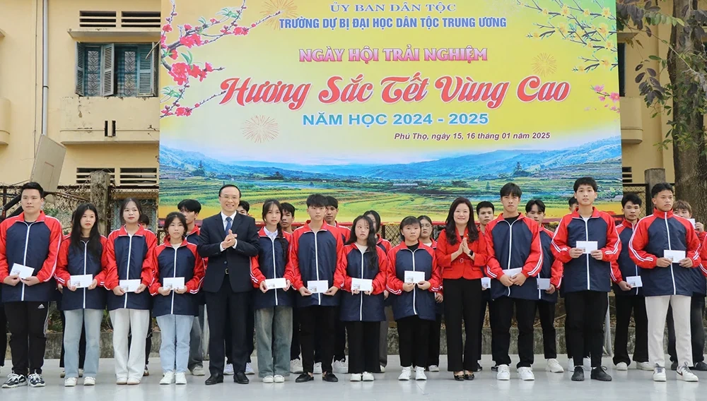 Trao quà Tết tại Trung tâm điều dưỡng người có công và học bổng cho học sinh nghèo vượt khó