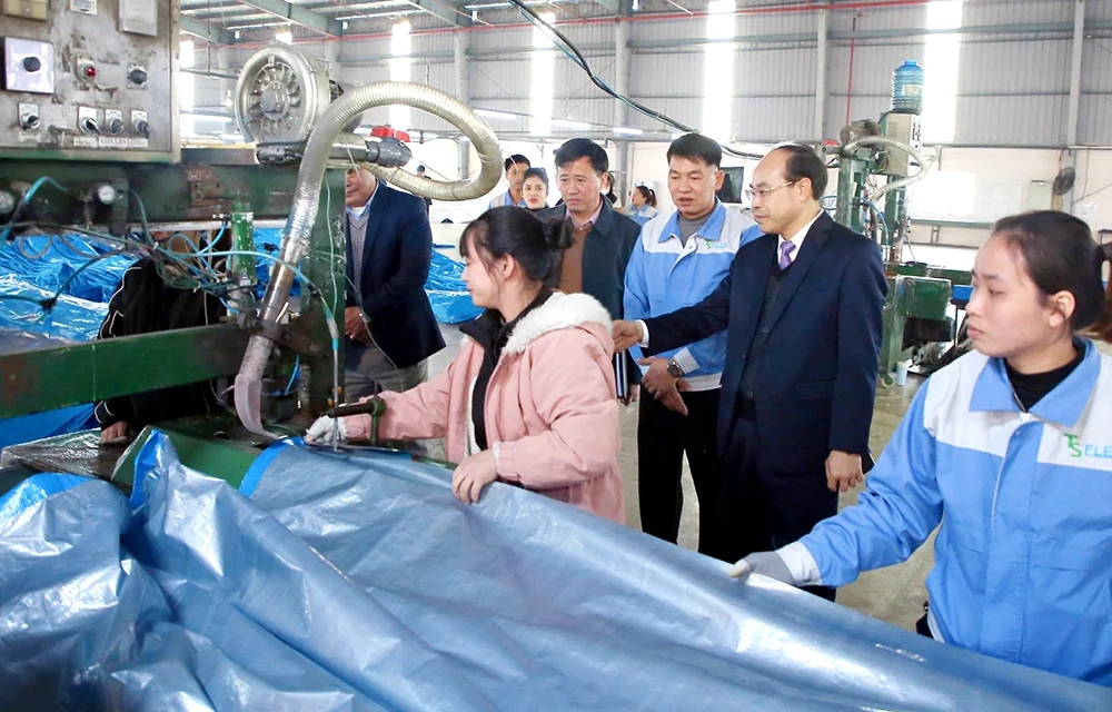 Trưởng Ban Tuyên giáo Tỉnh ủy Vi Mạnh Hùng thăm, tặng quà Tết tại huyện Tân Sơn