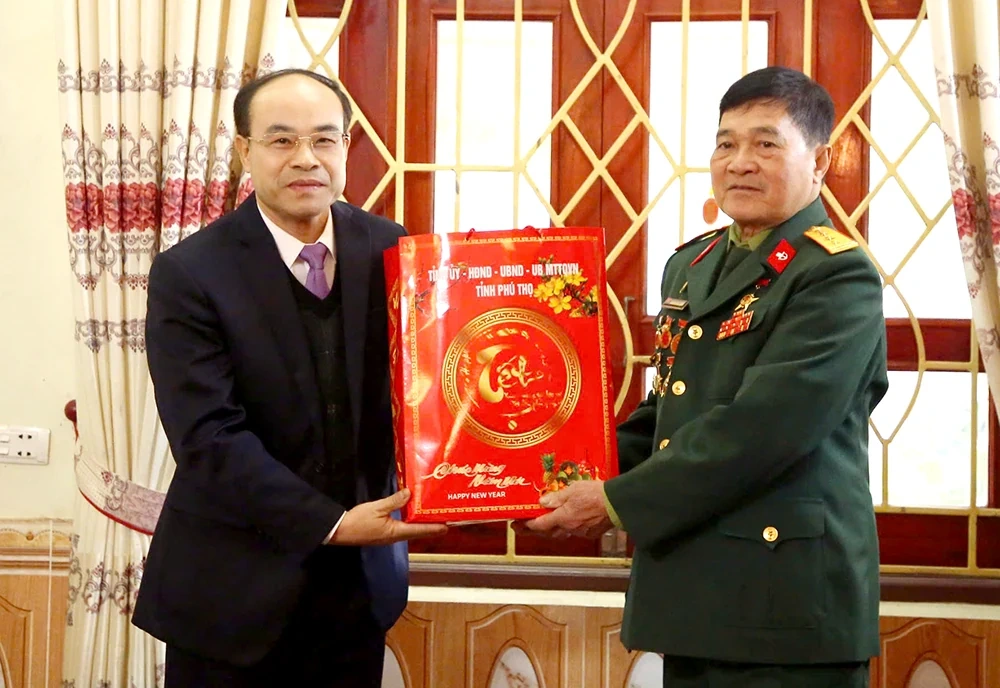 Trưởng Ban Tuyên giáo Tỉnh ủy Vi Mạnh Hùng thăm, tặng quà Tết tại huyện Tân Sơn