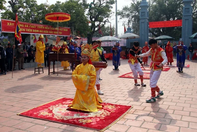 Độc đáo lễ tế cá trắm sống ở Lễ hội đền Gin