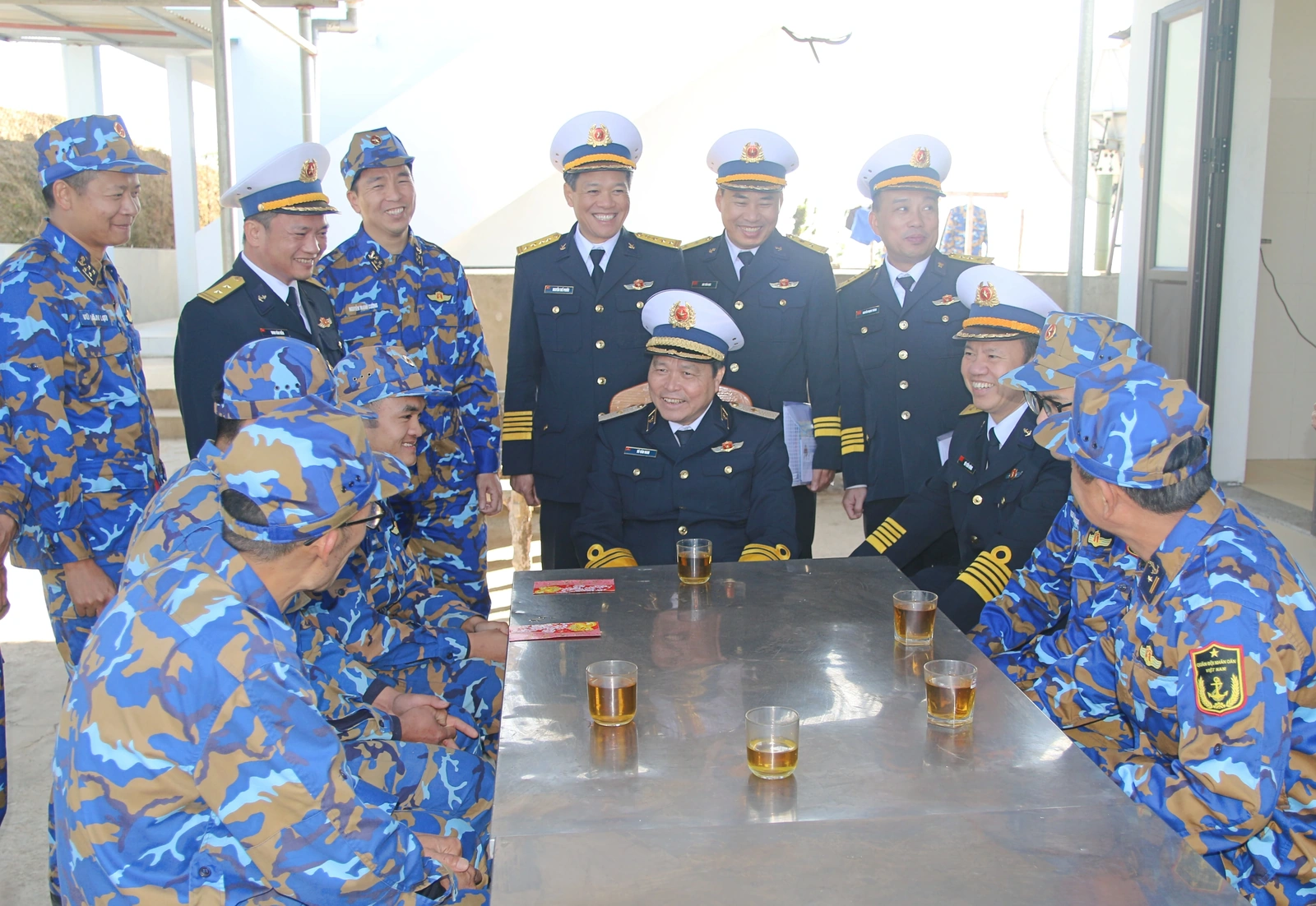 Thăm, tặng quà Tết cán bộ, chiến sĩ và Nhân dân đảo Trà Bản