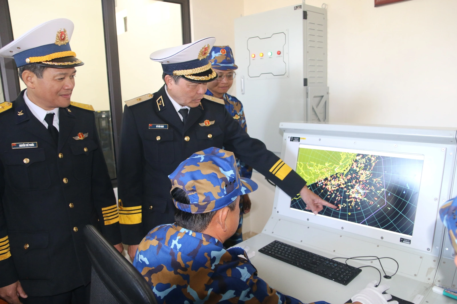 Thăm, tặng quà Tết cán bộ, chiến sĩ và Nhân dân đảo Trà Bản