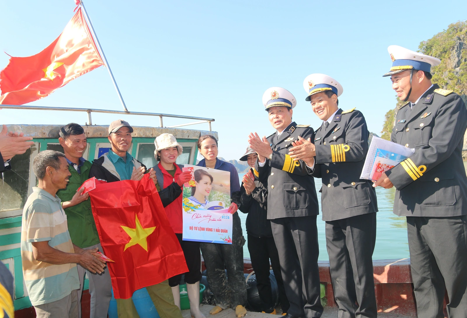 Thăm, tặng quà Tết cán bộ, chiến sĩ và Nhân dân đảo Trà Bản