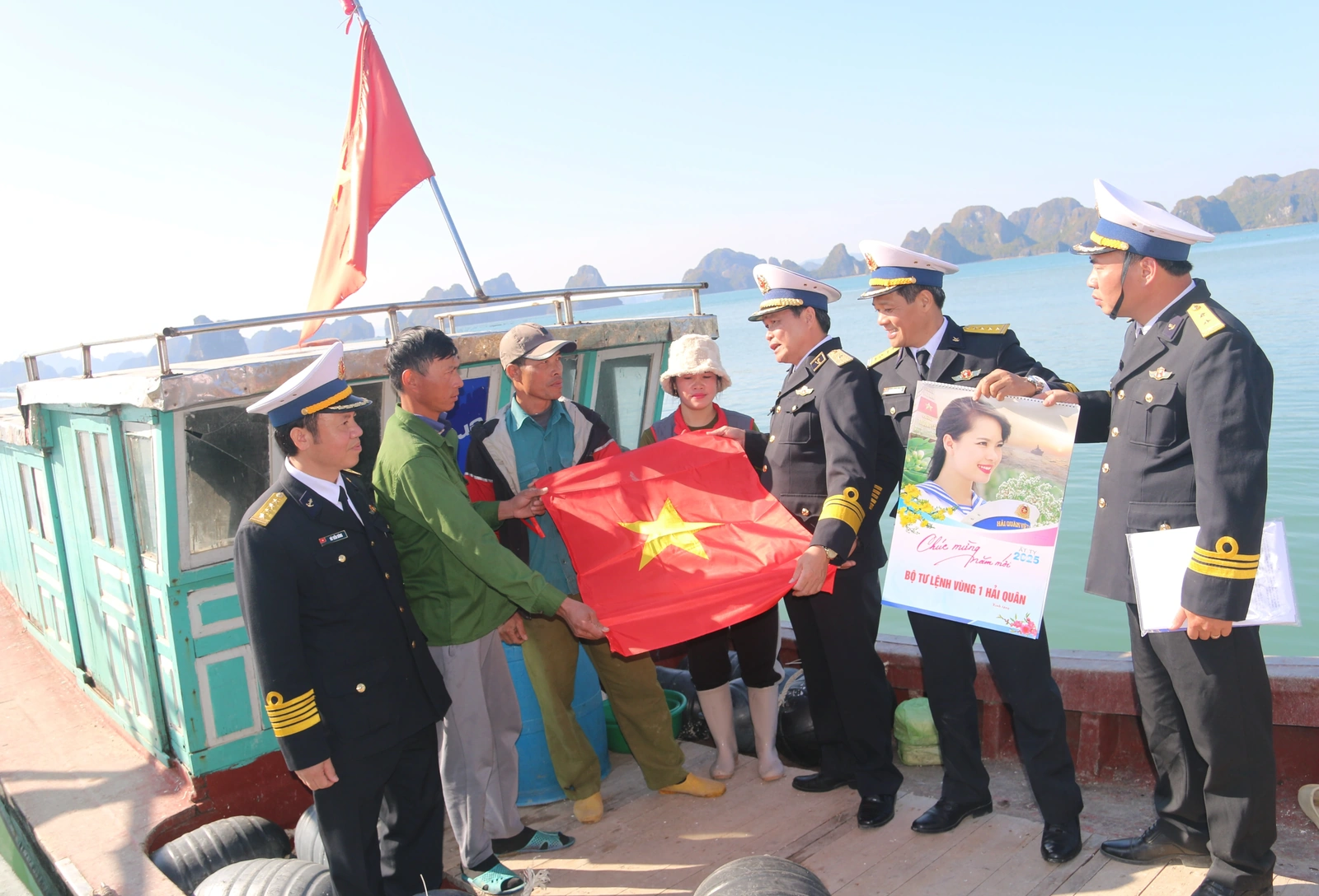 Thăm, tặng quà Tết cán bộ, chiến sĩ và Nhân dân đảo Trà Bản