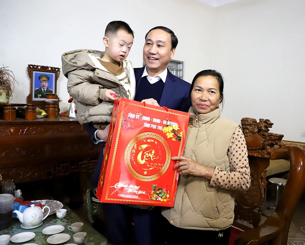 Phó Bí thư Thường trực Tỉnh ủy Phùng Khánh Tài thăm, tặng quà Tết tại huyện Tam Nông