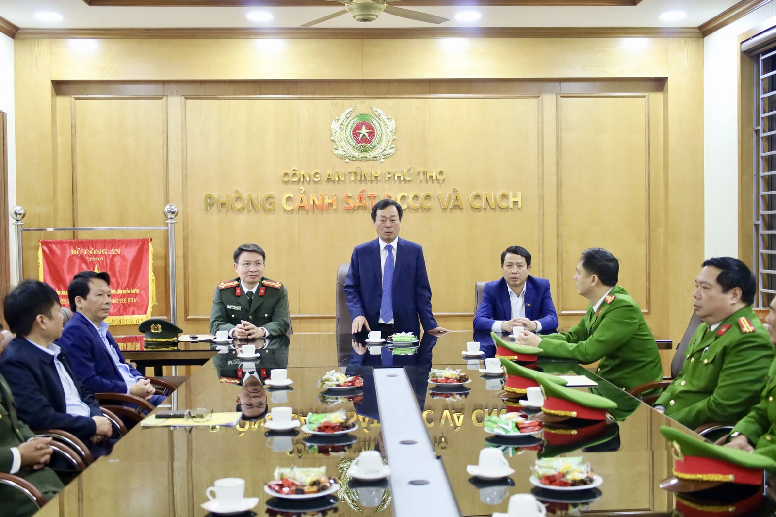 Chairman of the Provincial Peoples Committee Bui Van Quang extends New Year wishes to the provincial police force