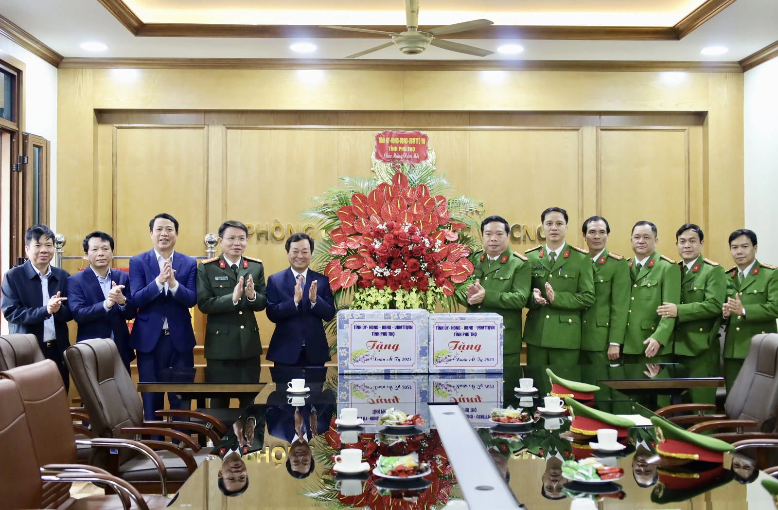 Chairman of the Provincial Peoples Committee Bui Van Quang extends New Year wishes to the provincial police force