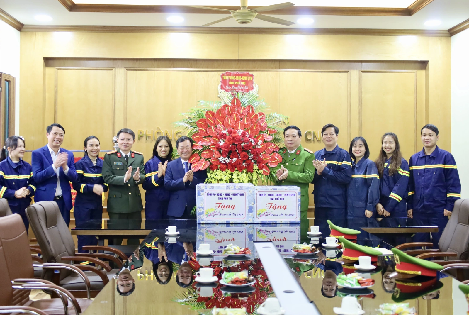 Chairman of the Provincial Peoples Committee Bui Van Quang extends New Year wishes to the provincial police force
