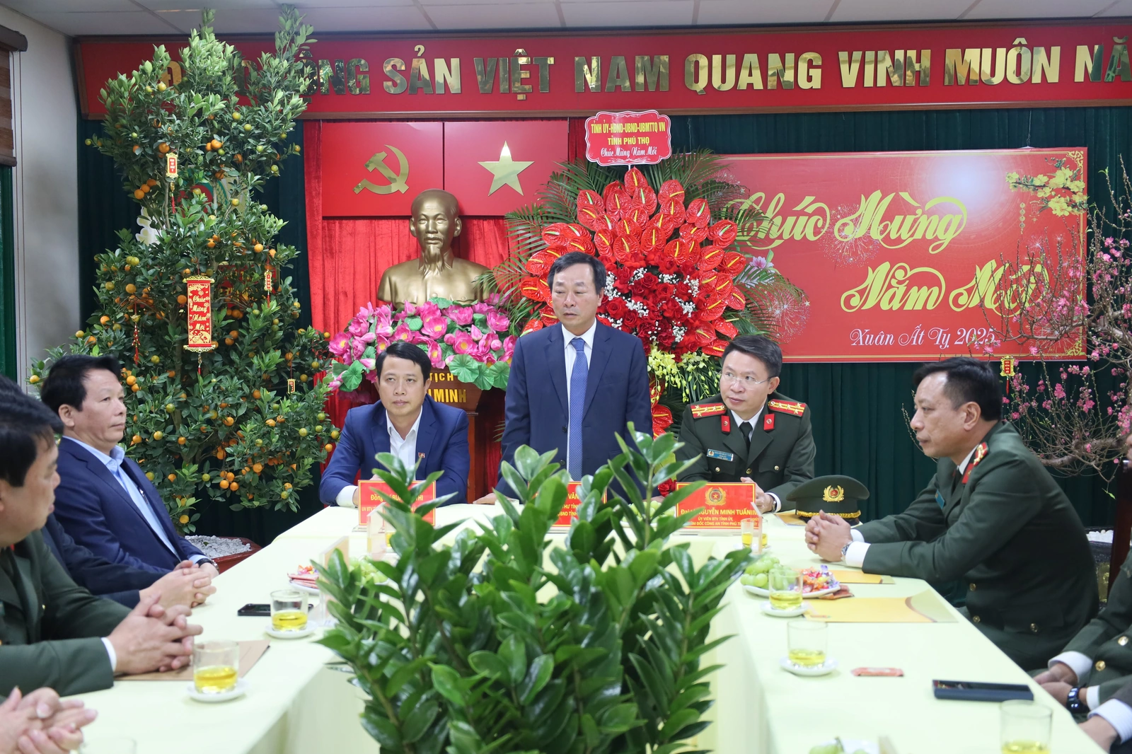 Chairman of the Provincial Peoples Committee Bui Van Quang extends New Year wishes to the provincial police force