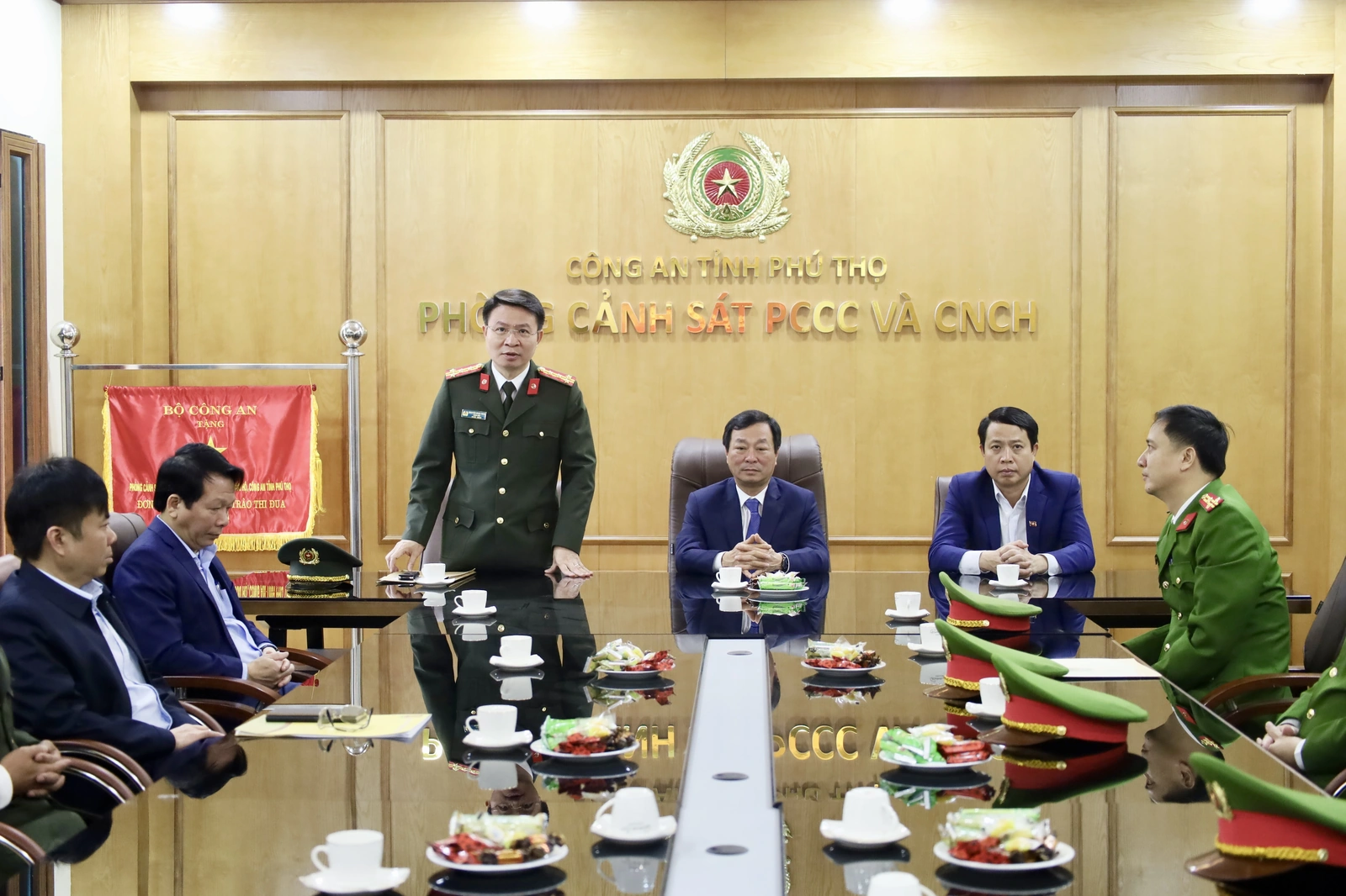 Chairman of the Provincial Peoples Committee Bui Van Quang extends New Year wishes to the provincial police force