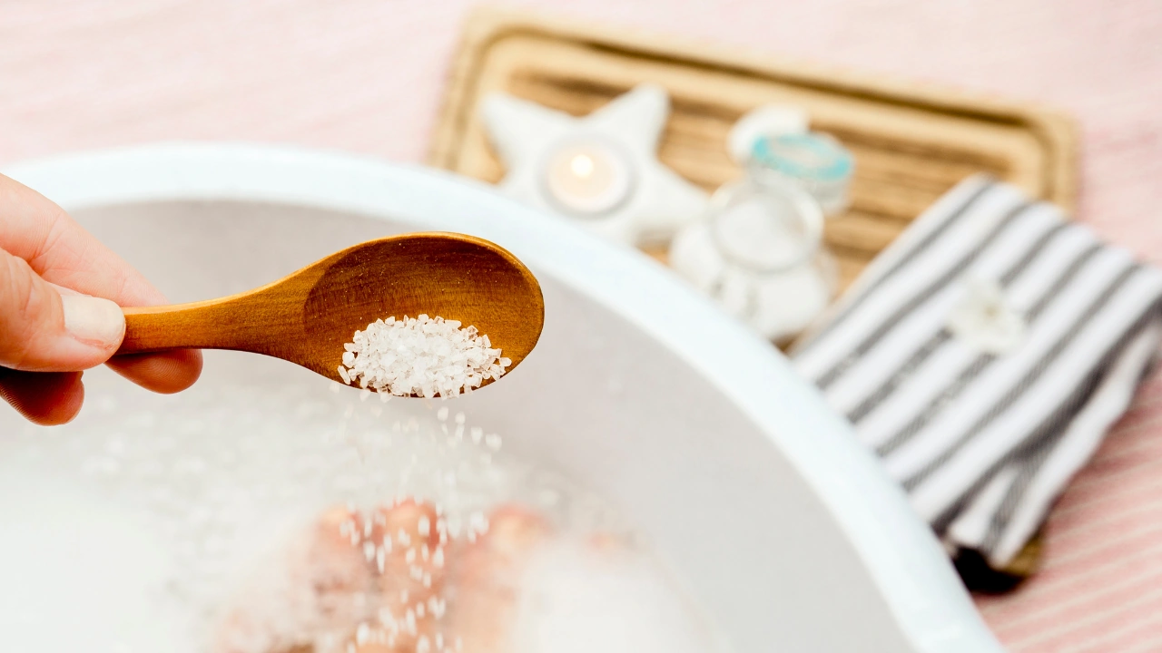 Ngâm chân nước ấm có tác dụng gì?