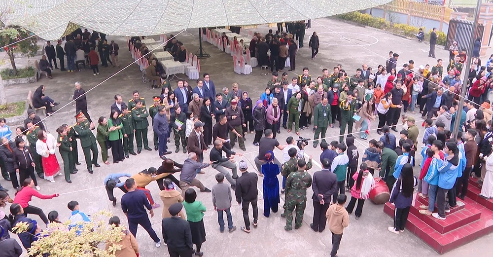 Ấm tình Tết quân - dân