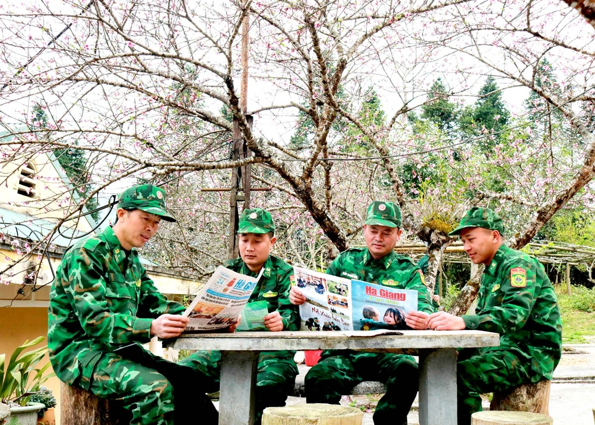 Những chiến sỹ quân hàm xanh giữ sắc hồng biên cương