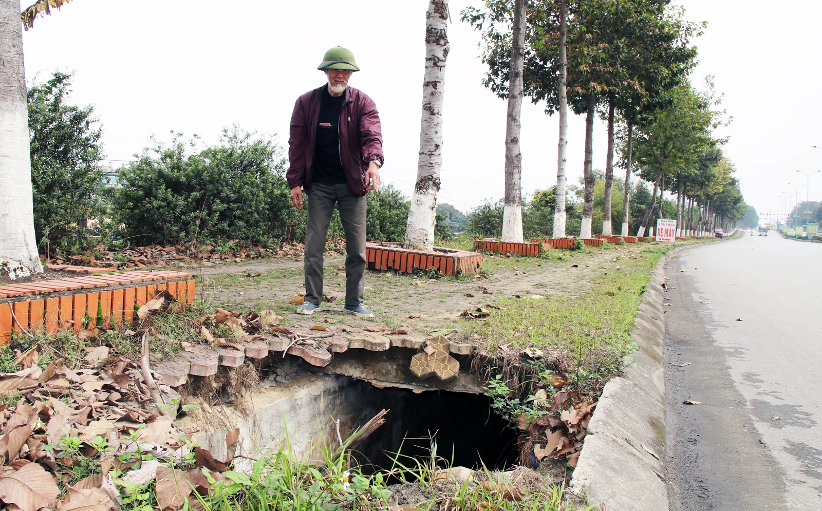 Vỉa hè hư hỏng tiềm ẩn nhiều nguy hiểm