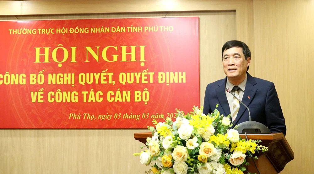 Thường trực HĐND tỉnh công bố nghị quyết, quyết định về công tác cán bộ