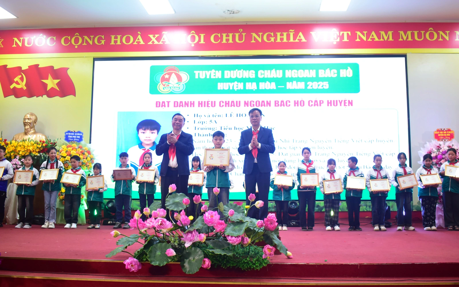 Những bông hoa Cháu ngoan Bác Hồ