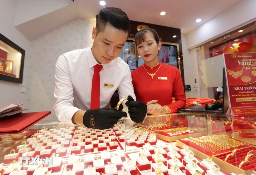 Giá vàng trong nước tăng phi mã, giao dịch trên 96 triệu đồng mỗi lượng