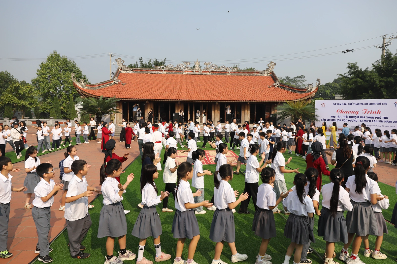 Về miền Đất Tổ