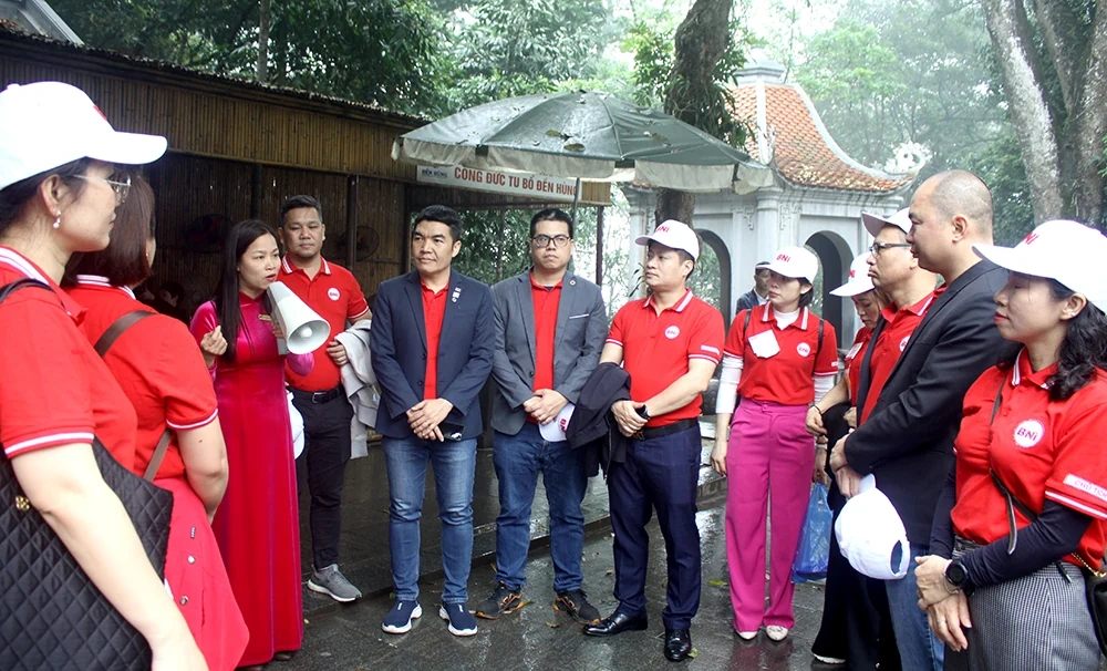 Những “sứ giả văn hóa” ở Đền Hùng